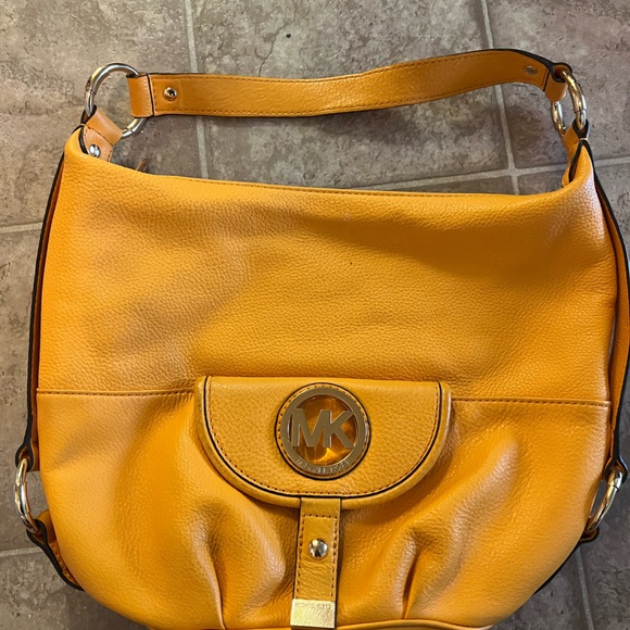 Michael Kors yellow hobo - Picture 1 of 3